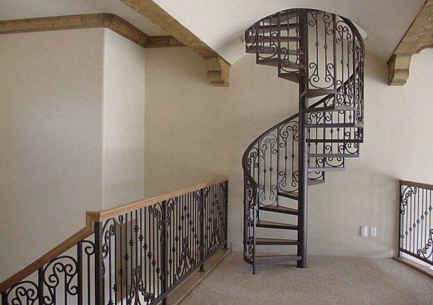Кованая винтовая лестница в необычном стиле