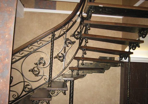 Кованая лестница для гостевого дома