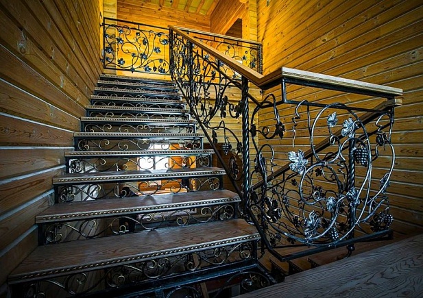 Кованая лестница с деревянными ступенями