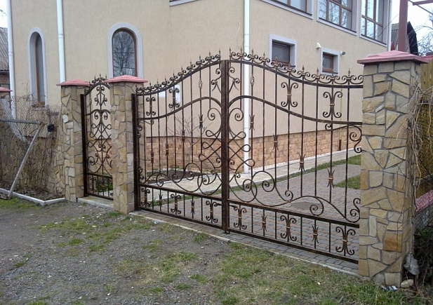 Кованые ворота с завитками